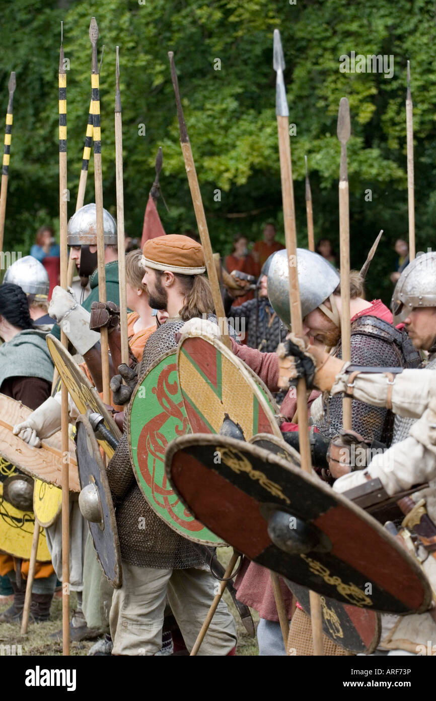 Linie der Wikinger mit Speer und Schild, die Vorbereitung für die Schlacht bei einem Wikinger-Reenactment-festival Stockfoto