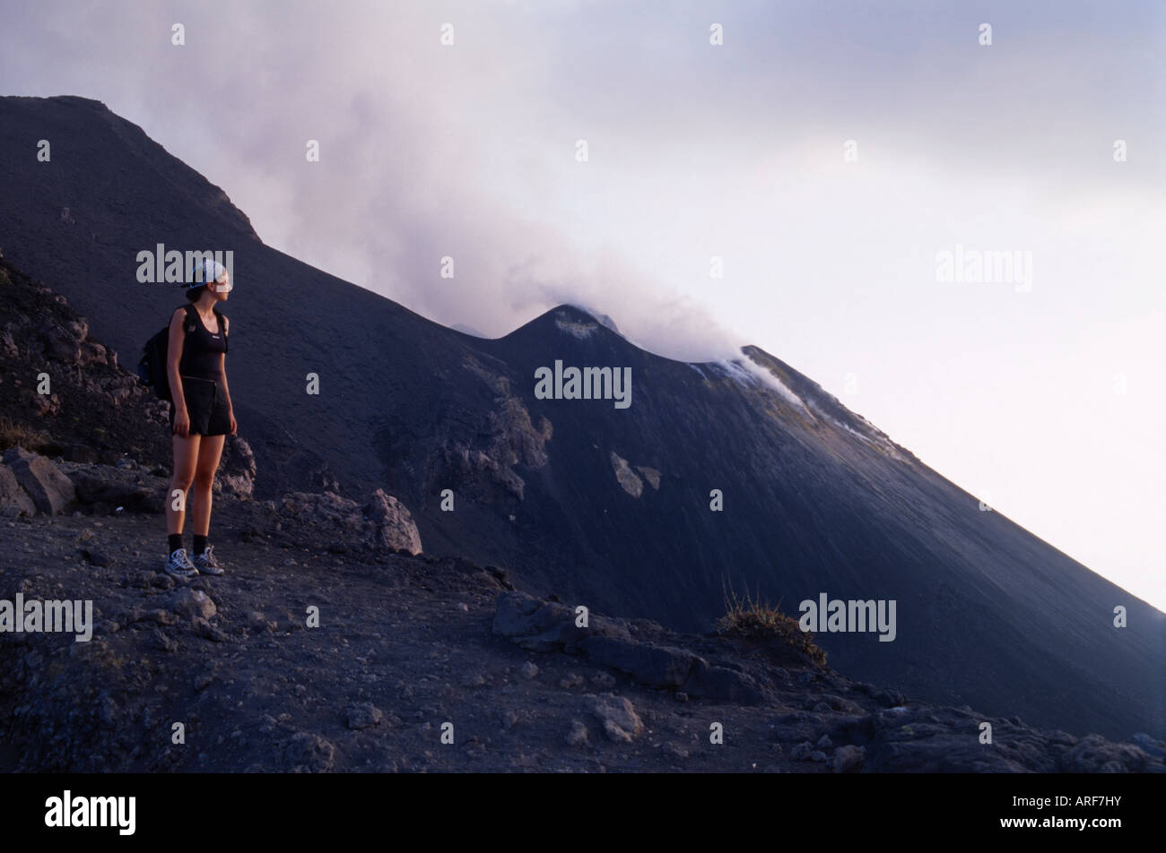 Junge Frau und ein aktiver Vulkan auf Stromboli, Äolischen Inseln, Sizilien, Italien Stockfoto