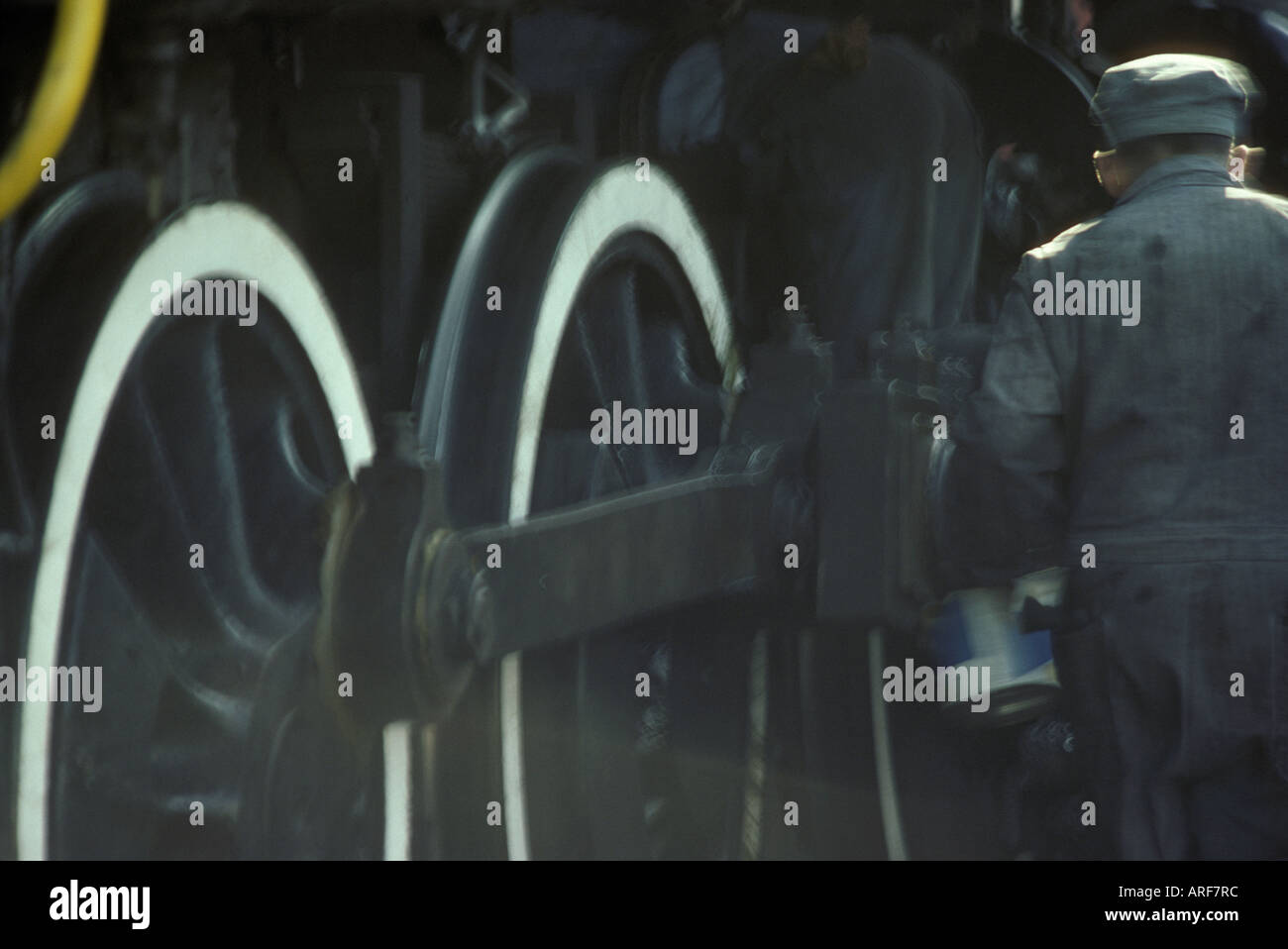 Ingenieur Öle großen Räder der alte Mode-Dampflok Stockfoto