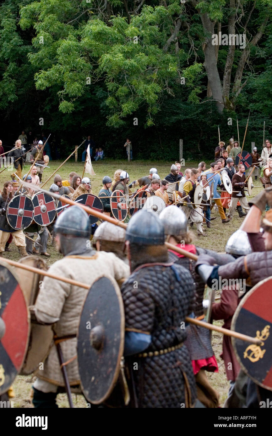 Wikinger-Krieger in der Schlacht bei einem Re-Enactment-Festival in Dänemark gesperrt Stockfoto