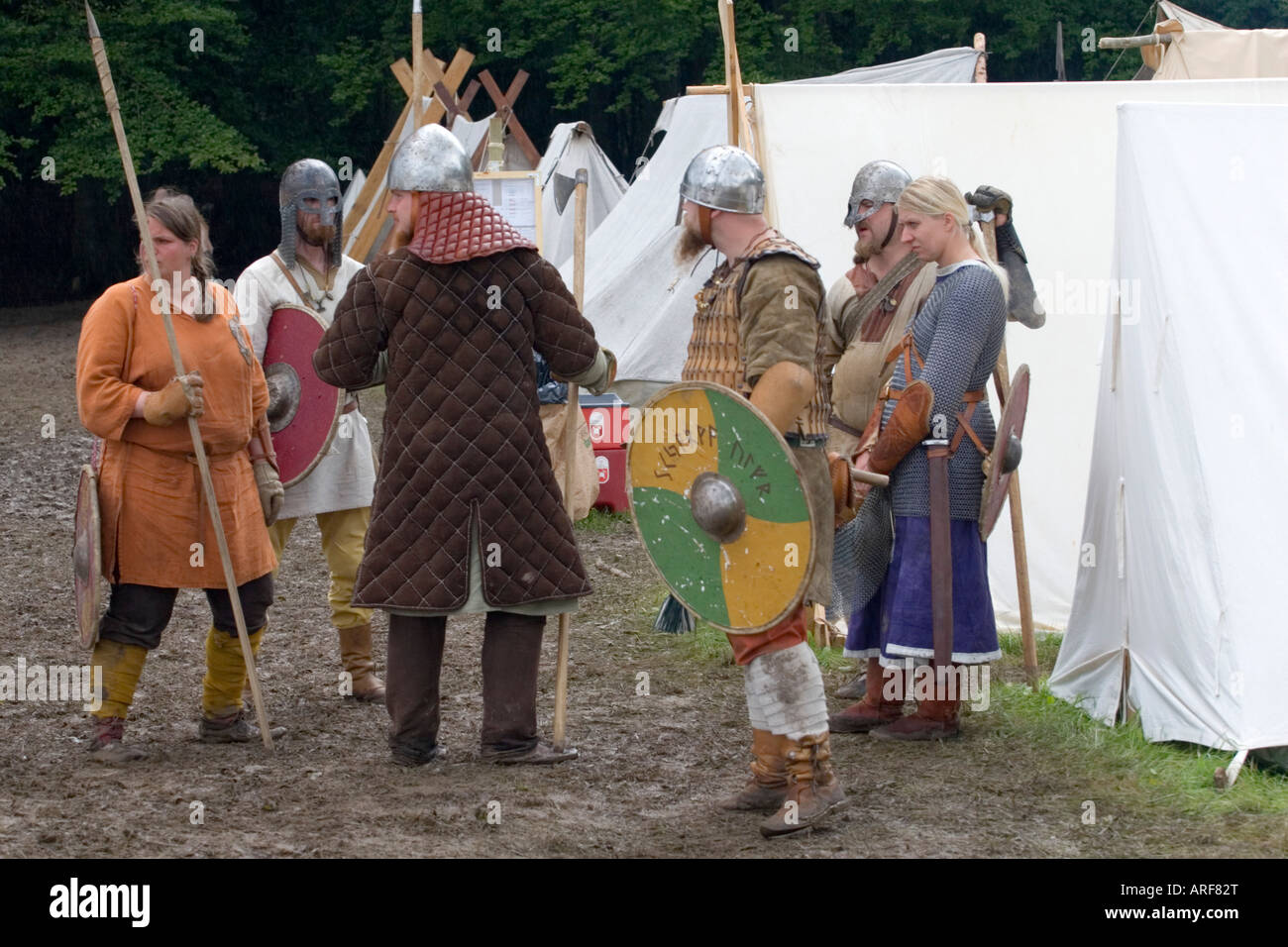 Wikinger-Krieger, die Vorbereitung für den Kampf im Lager bei einem Wikinger-Reenactment-festival Stockfoto