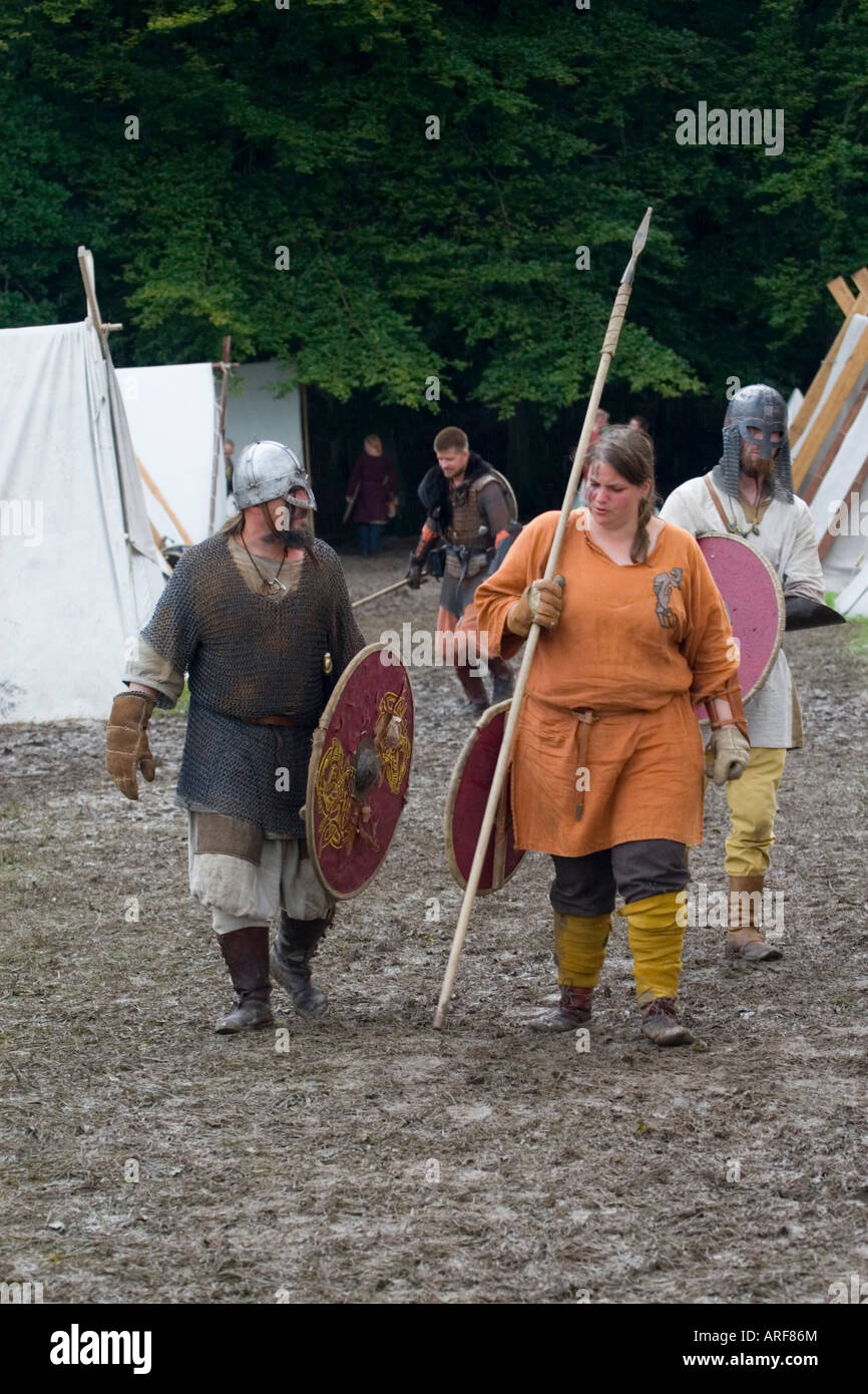 Wikinger-Krieger marschieren durch das Lager auf dem Weg zur Schlacht auf einem Reenactment-Messe Stockfoto