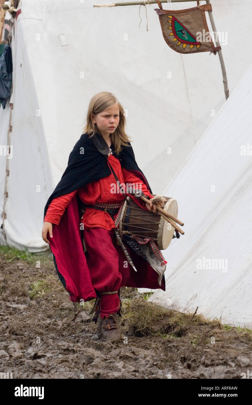 Viking Schlagzeuger Mädchen zu Fuß durch Camp bei einem Wikinger-Reenactment-festival Stockfoto