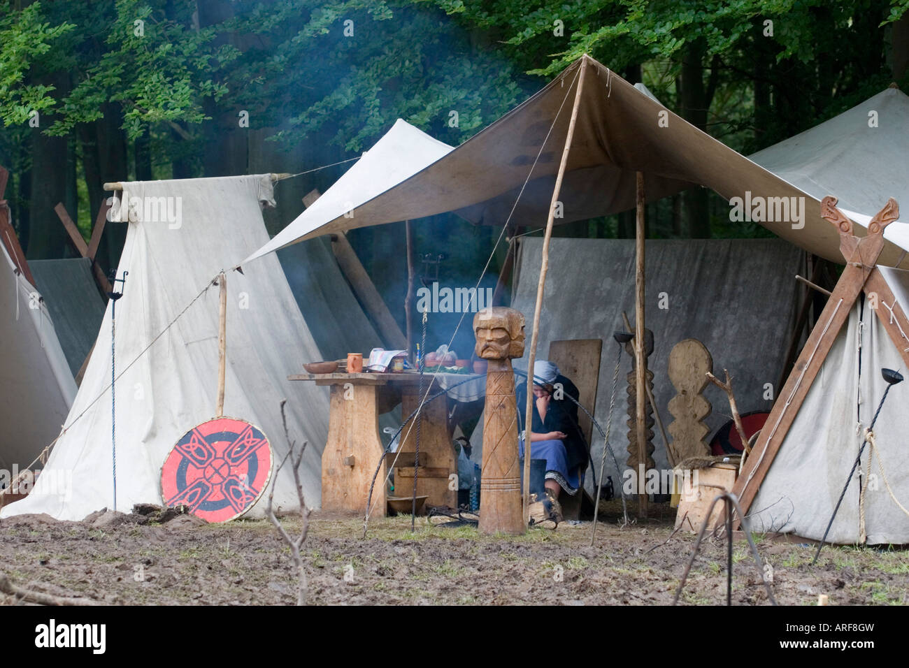 Holzhandwerk im Lager bei einem Wikinger-Reenactment-festival Stockfoto