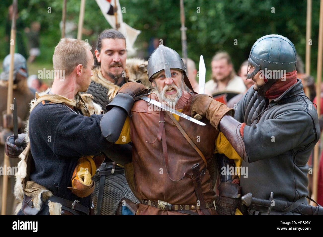 Erfassten Wikinger Häuptling mit Schwert auf seinen Hals in eine Nachstellung der Schlacht in Dänemark Stockfoto