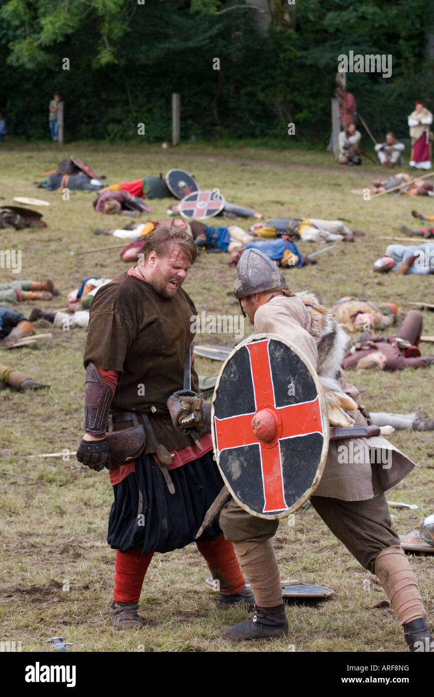 Wikinger-Krieger im Nahkampf kämpfen um eine Nachstellung der Schlacht in Dänemark Stockfoto