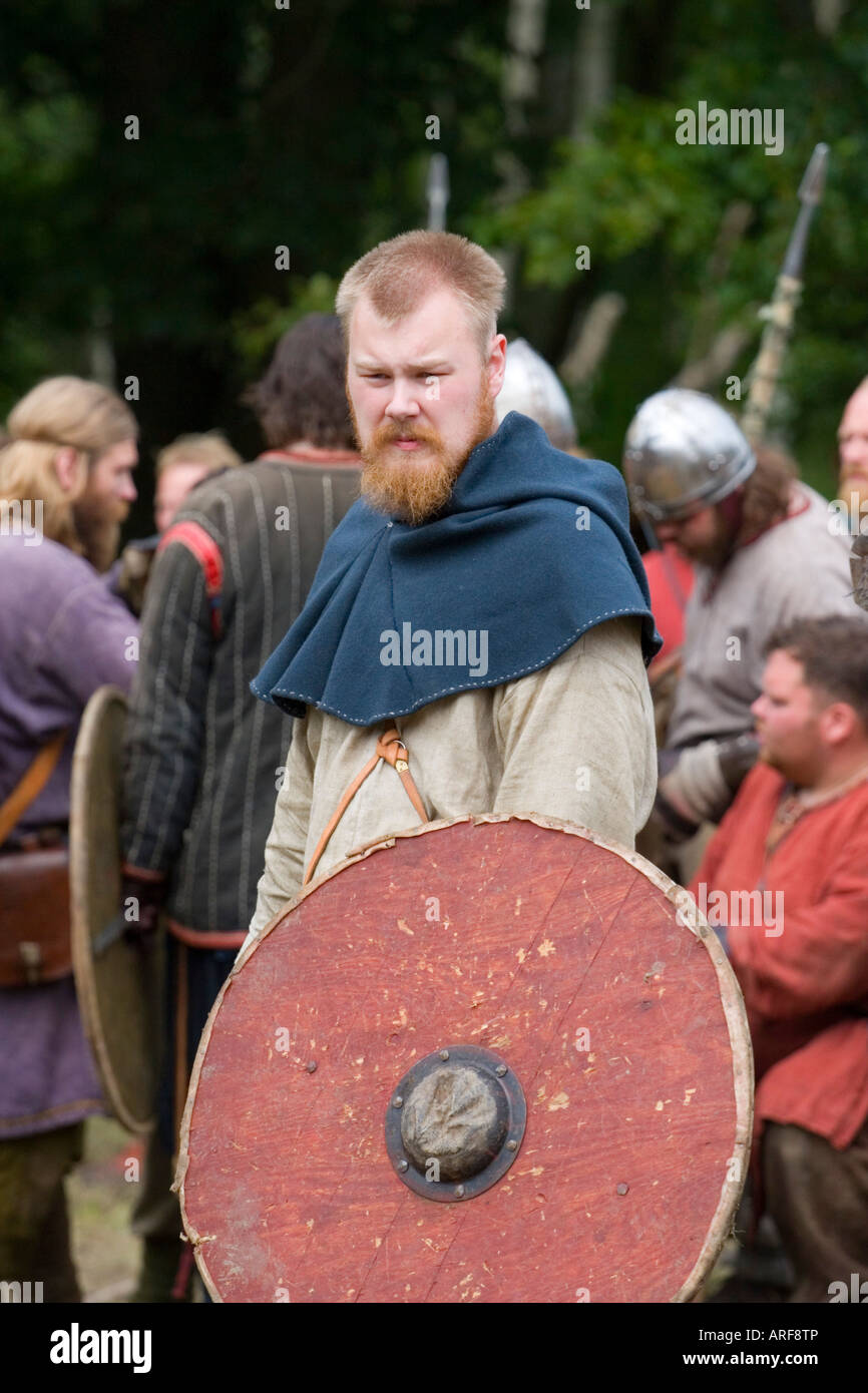 Bärtige Wikinger-Krieger mit Schild auf einem Reenactment in Dänemark Stockfoto