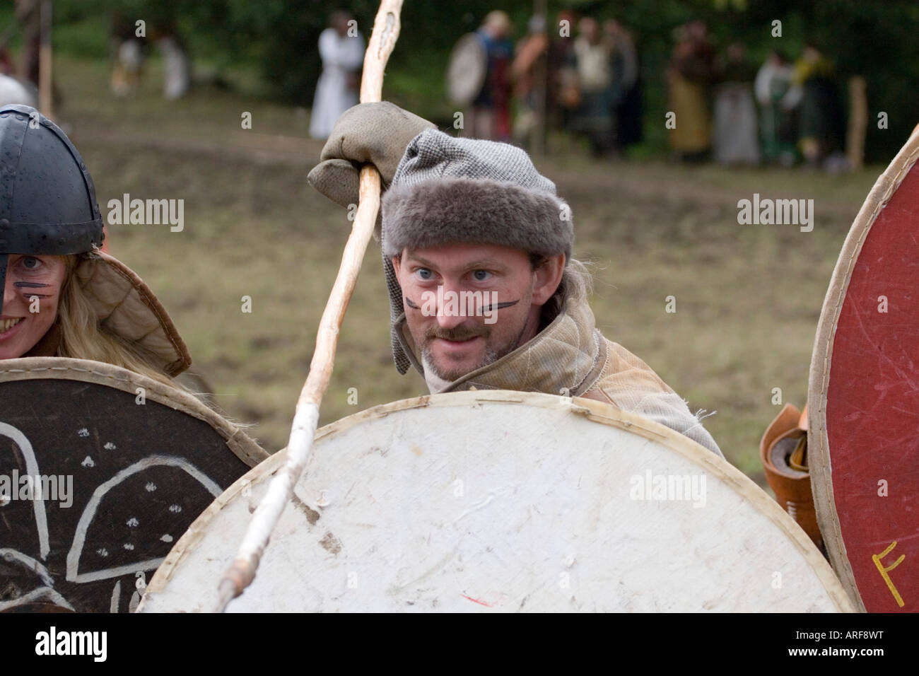 Nahaufnahme von ein Wikinger-Krieger mit Speer an eine Nachstellung der Schlacht in Dänemark Stockfoto