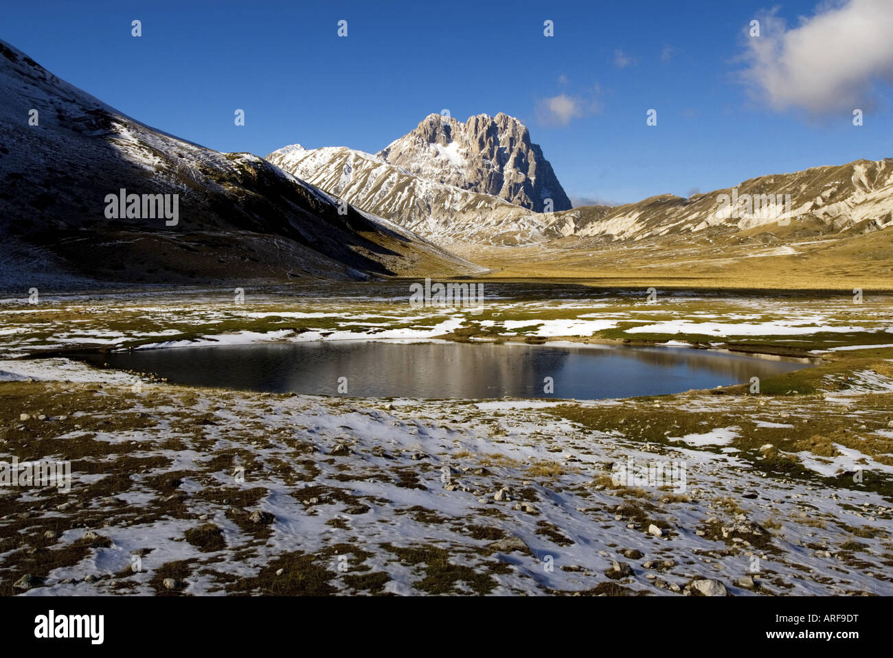 Der kleine See und Corno Grande Rock in den Nationalpark des Gran Sasso Monti della Laga in Italien Stockfoto