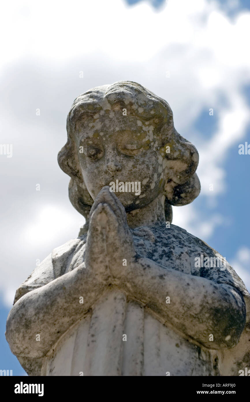 Engel Statue blauen Himmel Wolken Stockfoto