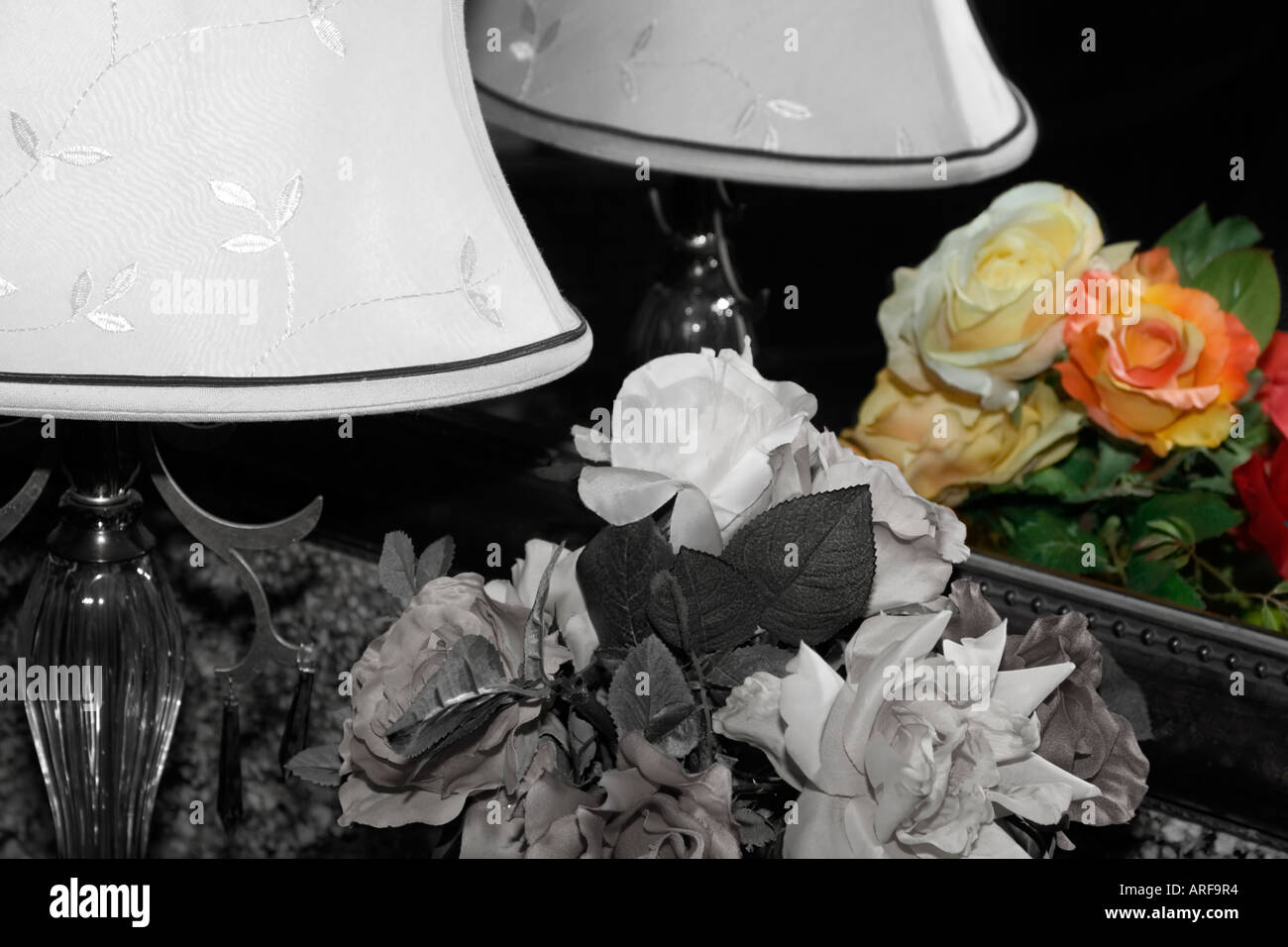 Blumen-Lampe in Spiegel Teil DESAT Stockfoto