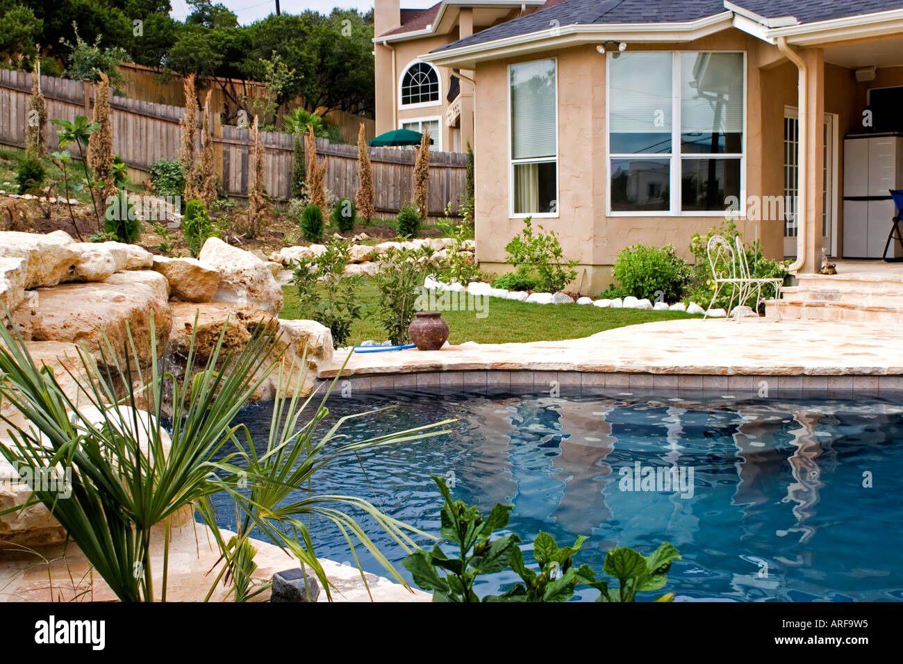Haus Garten Schwimmbad Stockfoto