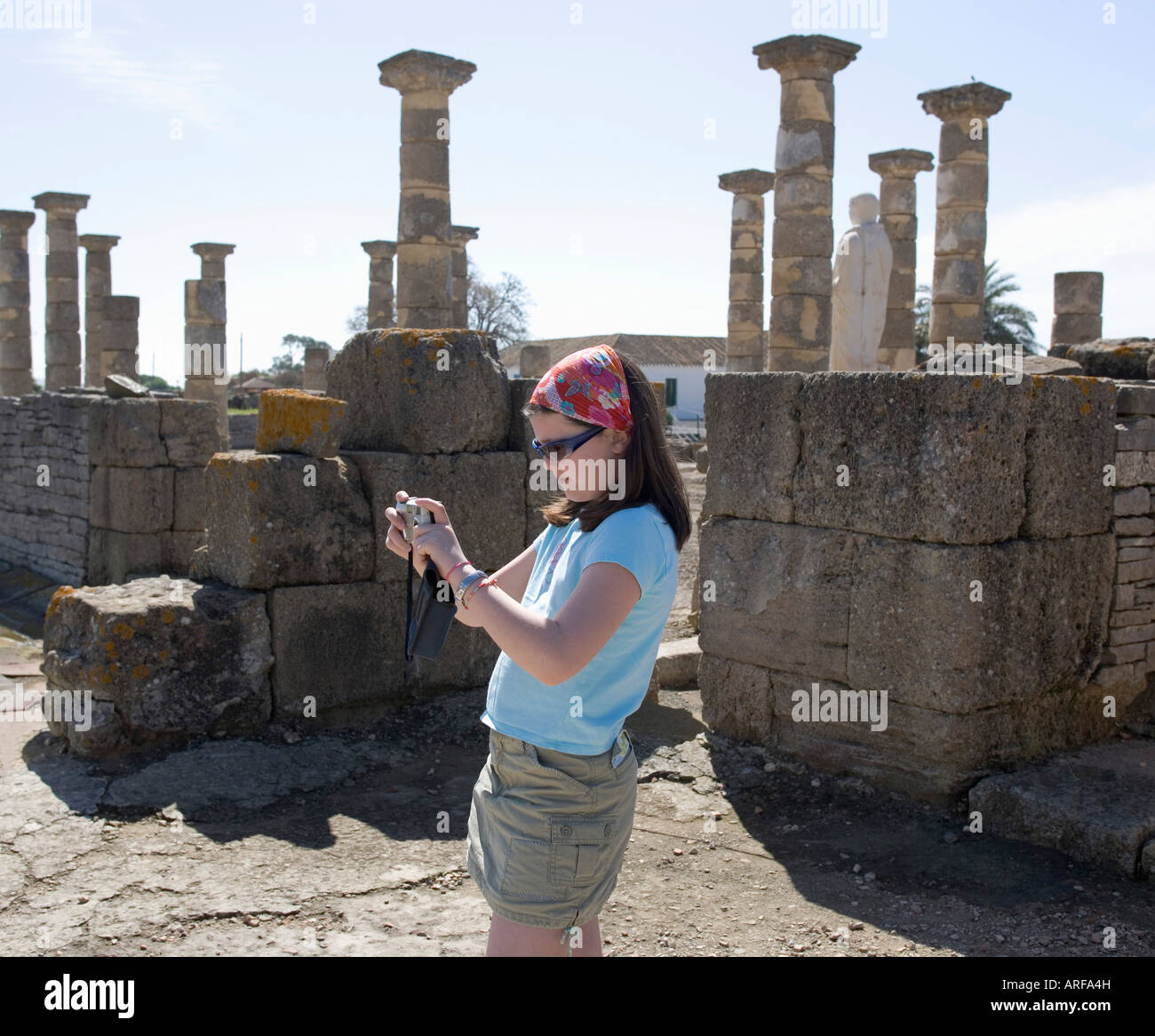 Mädchen unter Bild in römischen Ruinen Stockfoto