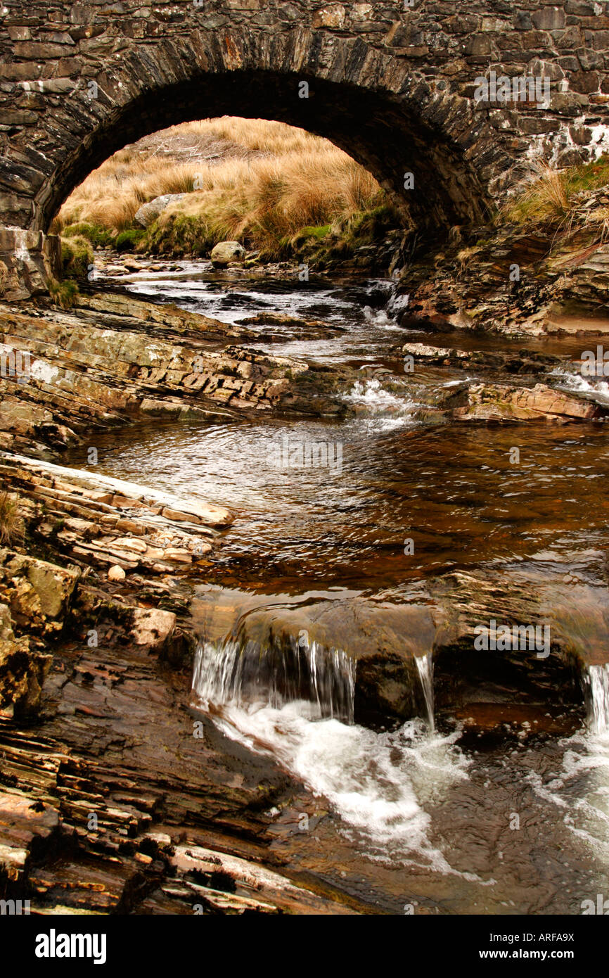 Europa-Wales Steinbrücke über den kleinen Bach in Wales Stockfoto