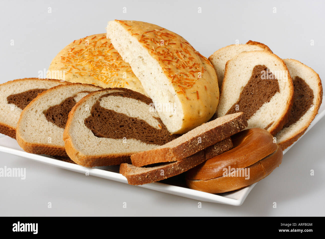 Foccacia ein Brotbrot von oben oben Nahaufnahme niemand horizontaler weißer Hintergrundtisch isolierter Ausschnitt in den USA Hi-res Stockfoto