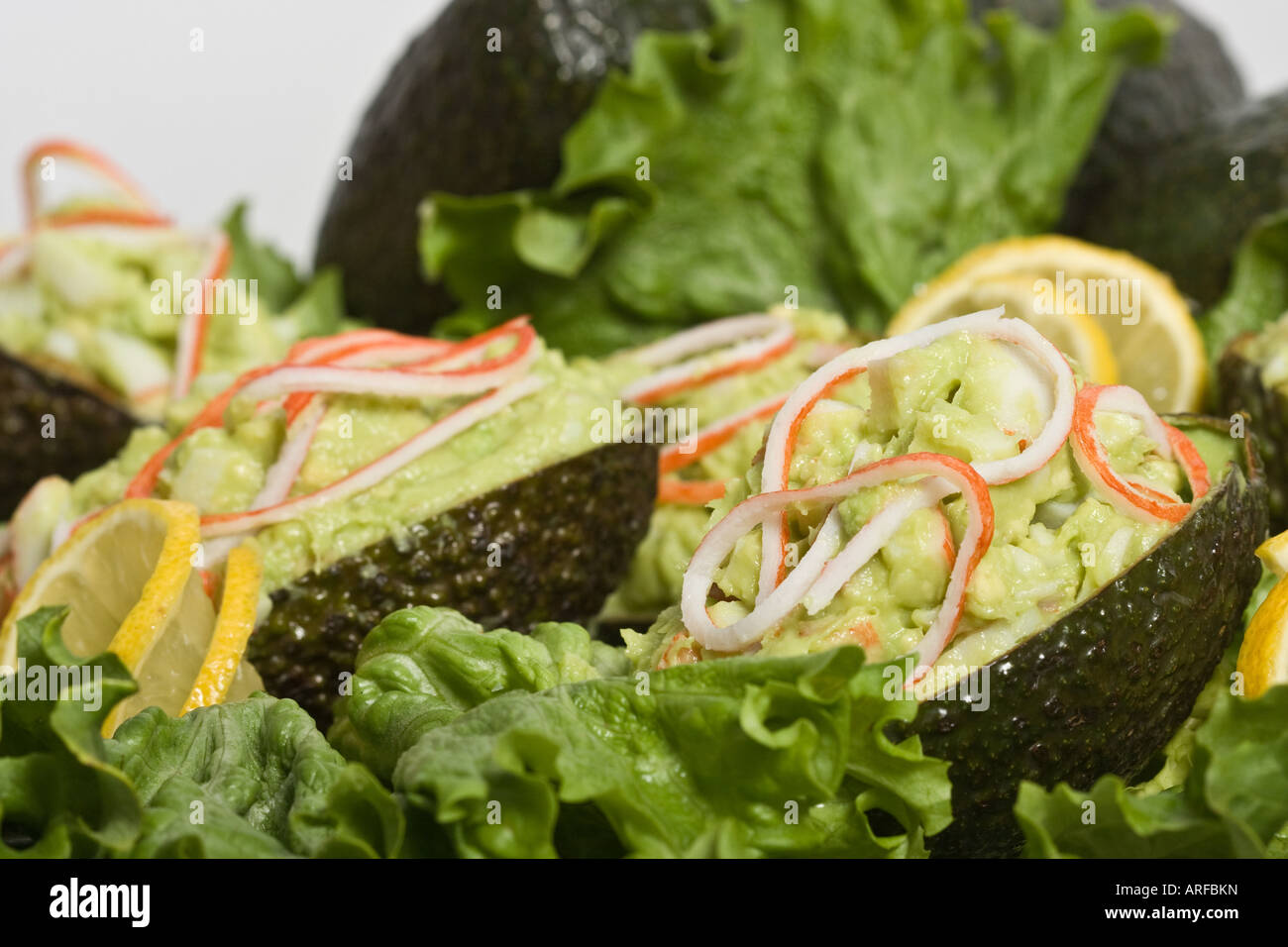 Nahaufnahme von Avocado und Guacamole cremiger Dip Zitronensalat Obst ...