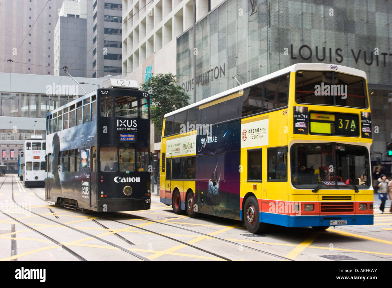 Bus- und Straßenbahnhaltestellen in Central Hong Kong Stockfoto