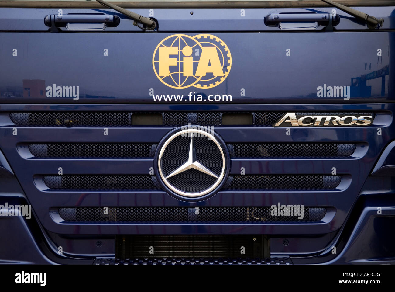 FIA-Logo auf LKW im Fahrerlager bei der Formel 1 Prüfung am Circuit Ricardo Tormo Jan.2008 Stockfoto