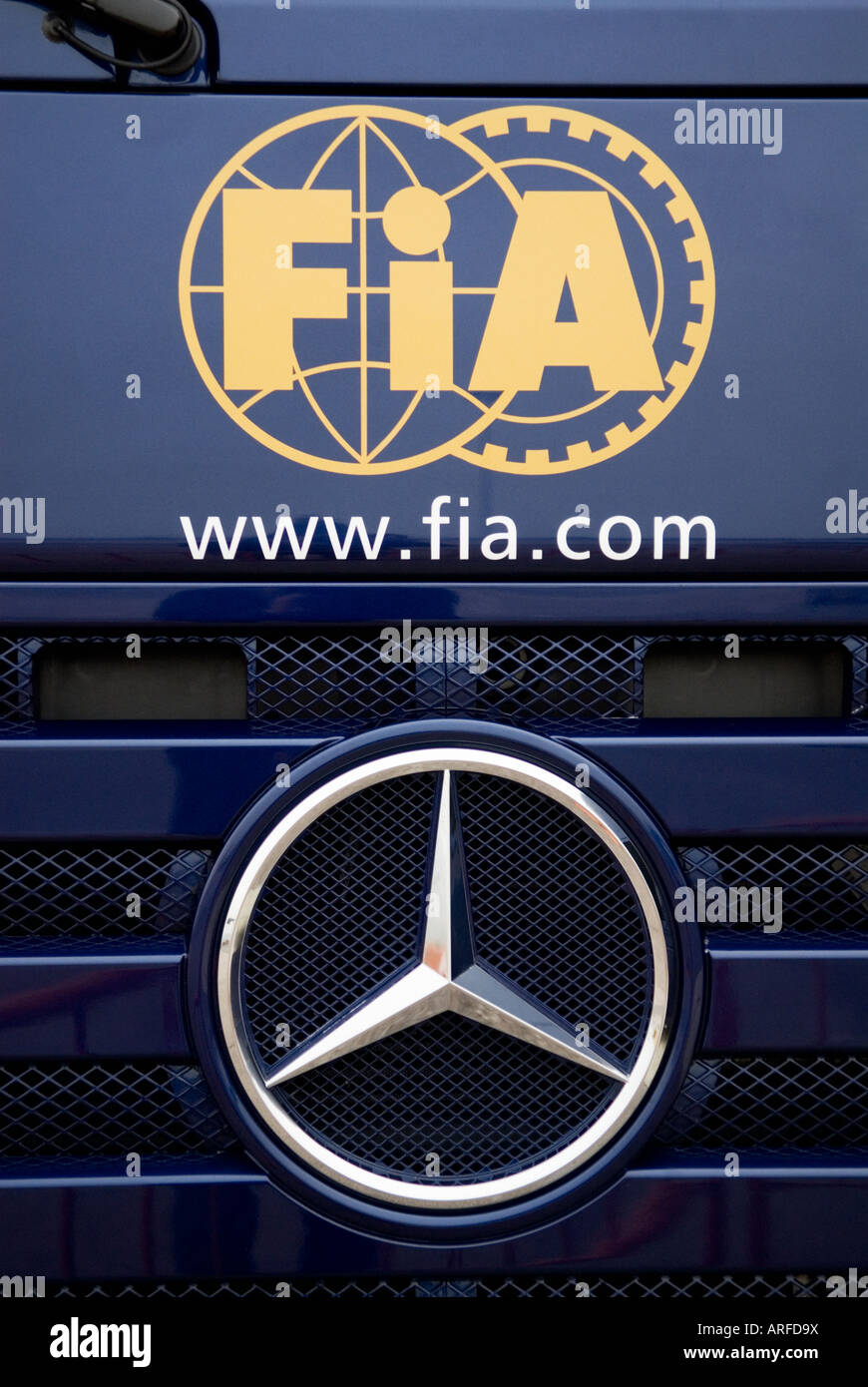 FIA-Logo auf LKW im Fahrerlager bei der Formel 1 Prüfung am Circuit Ricardo Tormo Jan.2008 Stockfoto