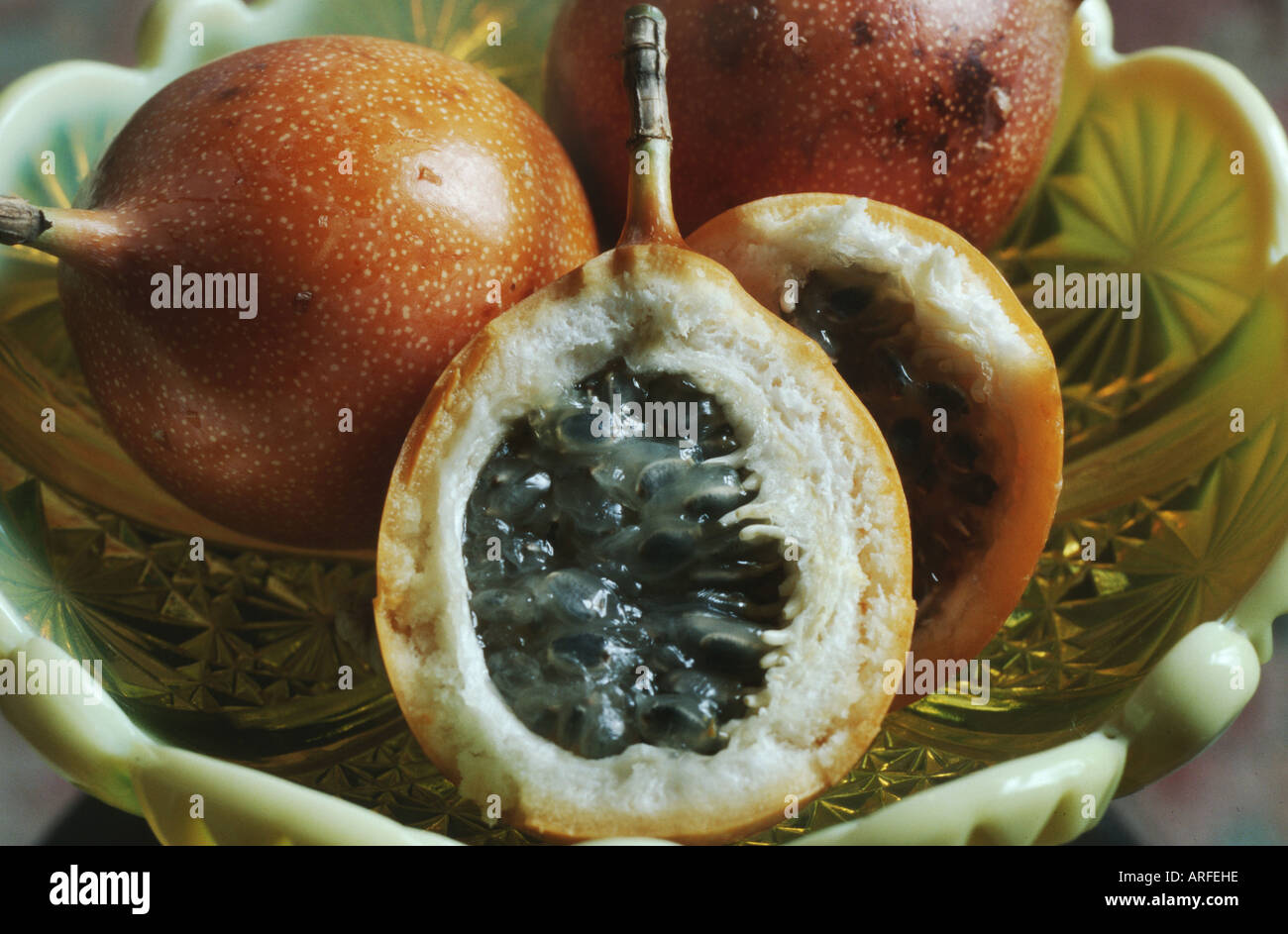 süße Granadilla (Passiflora Ligularis), Früchte in eine Schüssel geben Stockfoto