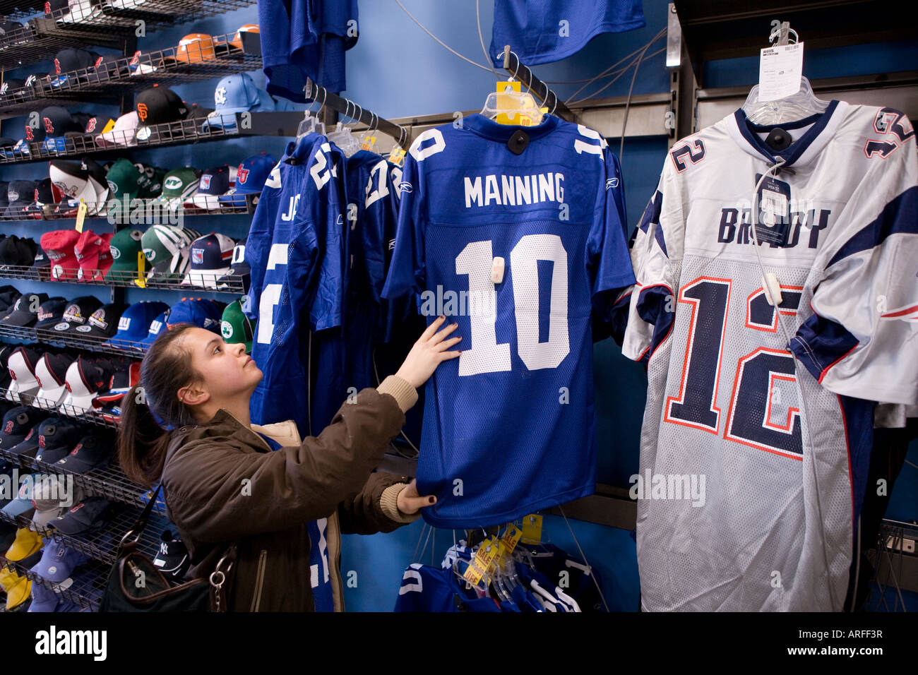 Eine Frau kauft für Fußball-Trikots vor den Superbowl XLII 2008 zwischen den New York Giants und die New England Patriots Stockfoto