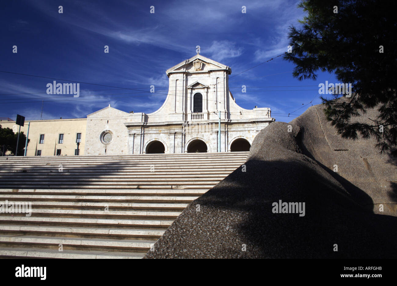 Fassade der Wallfahrtskirche unserer lieben Frau von Bonaria - Cagliari, Sardinien, Italien. Stockfoto