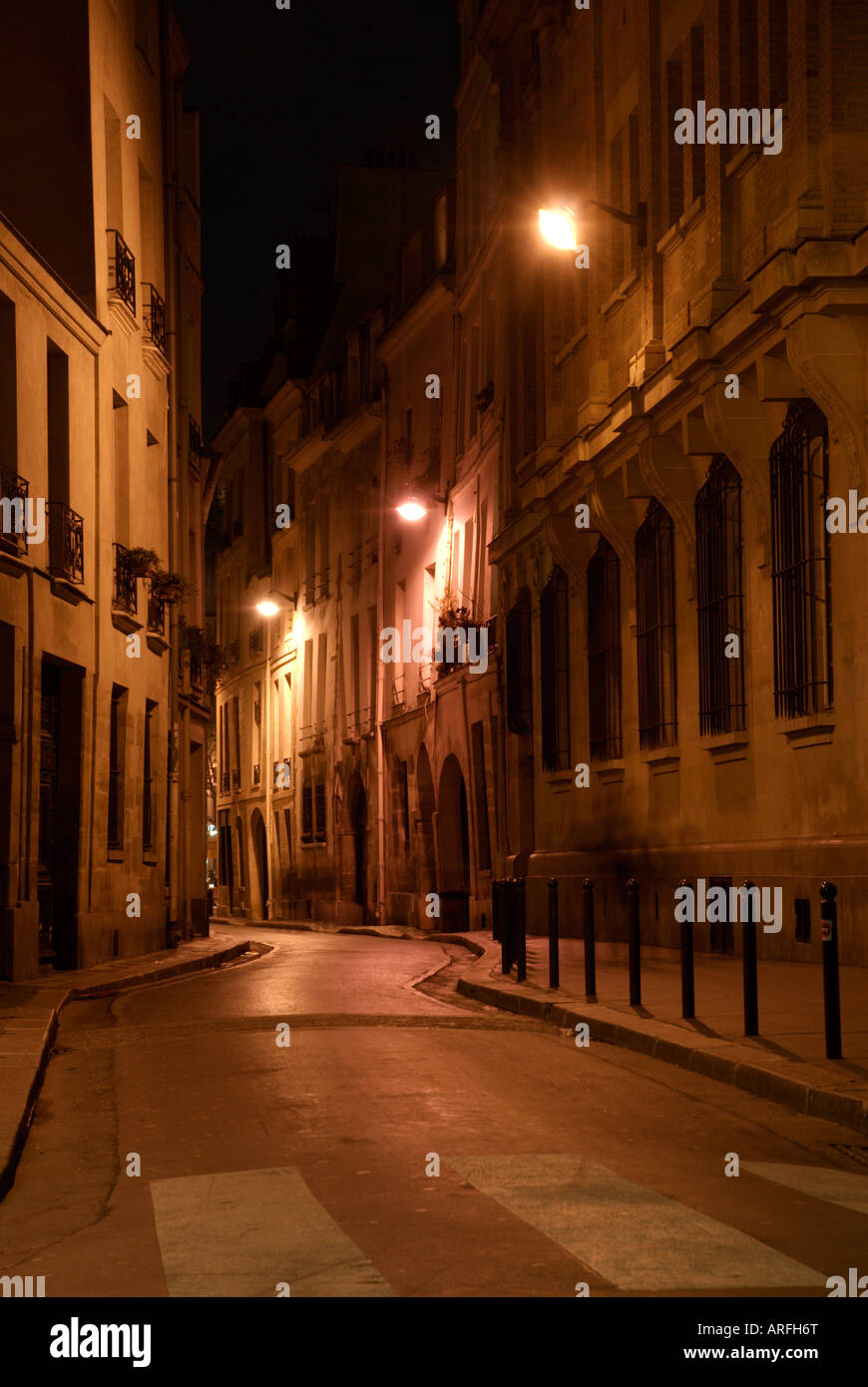 Eine verlassene Straße in Paris rive gauche Bereich bei Nacht Stockfoto