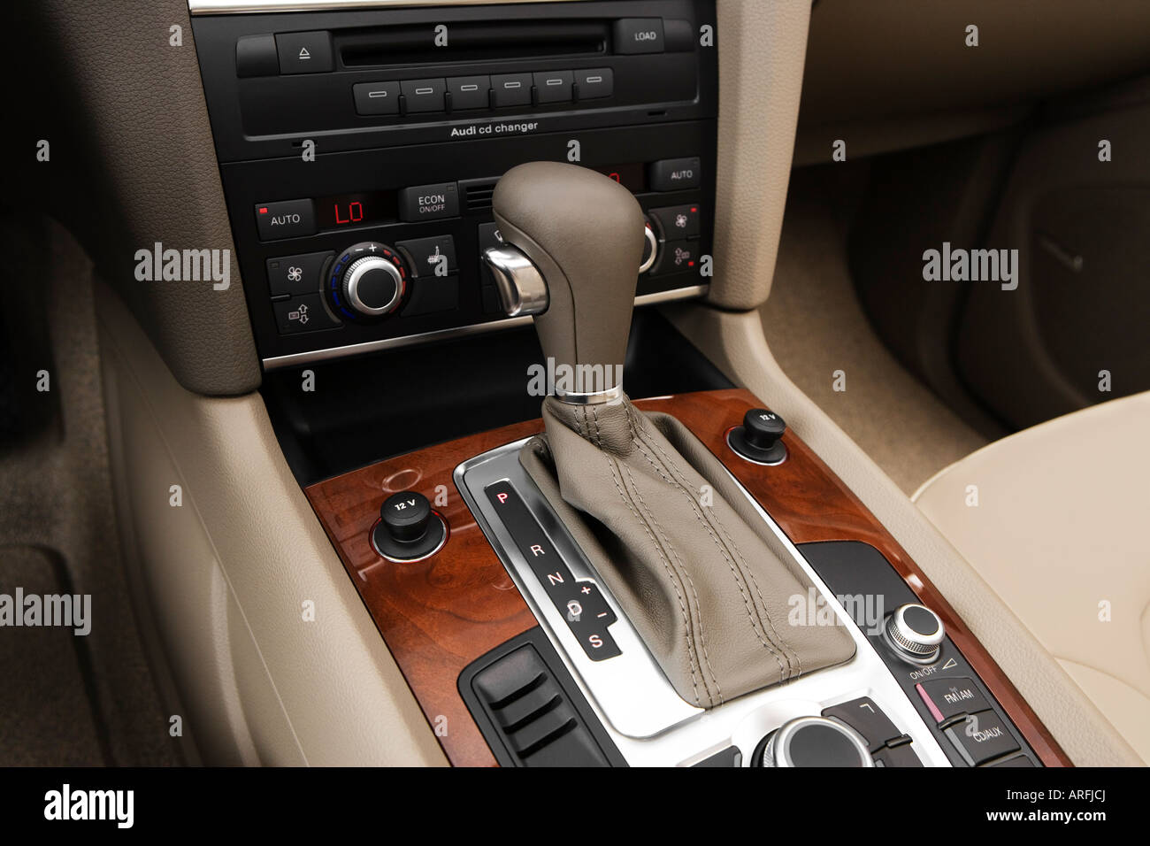 2007 Audi Q7 3.6 Premium Quattro blau - Getriebe Schalthebel/Mittelkonsole Stockfoto