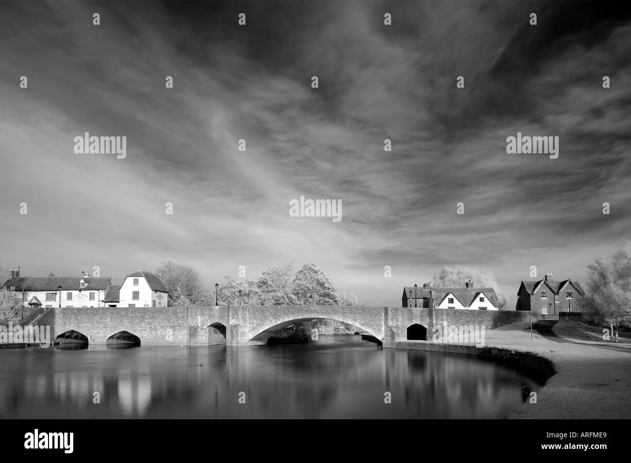 Steinbrücke über den Fluss Themse in Abingdon England Vereinigtes Königreich von Großbritannien Infrarot-Foto Stockfoto