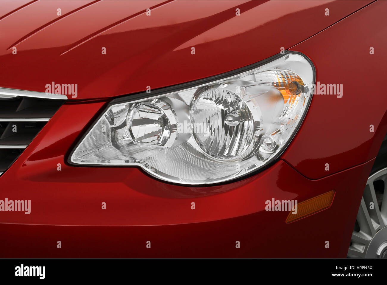 2008 Chrysler Sebring Touring in rot - Scheinwerfer Stockfoto