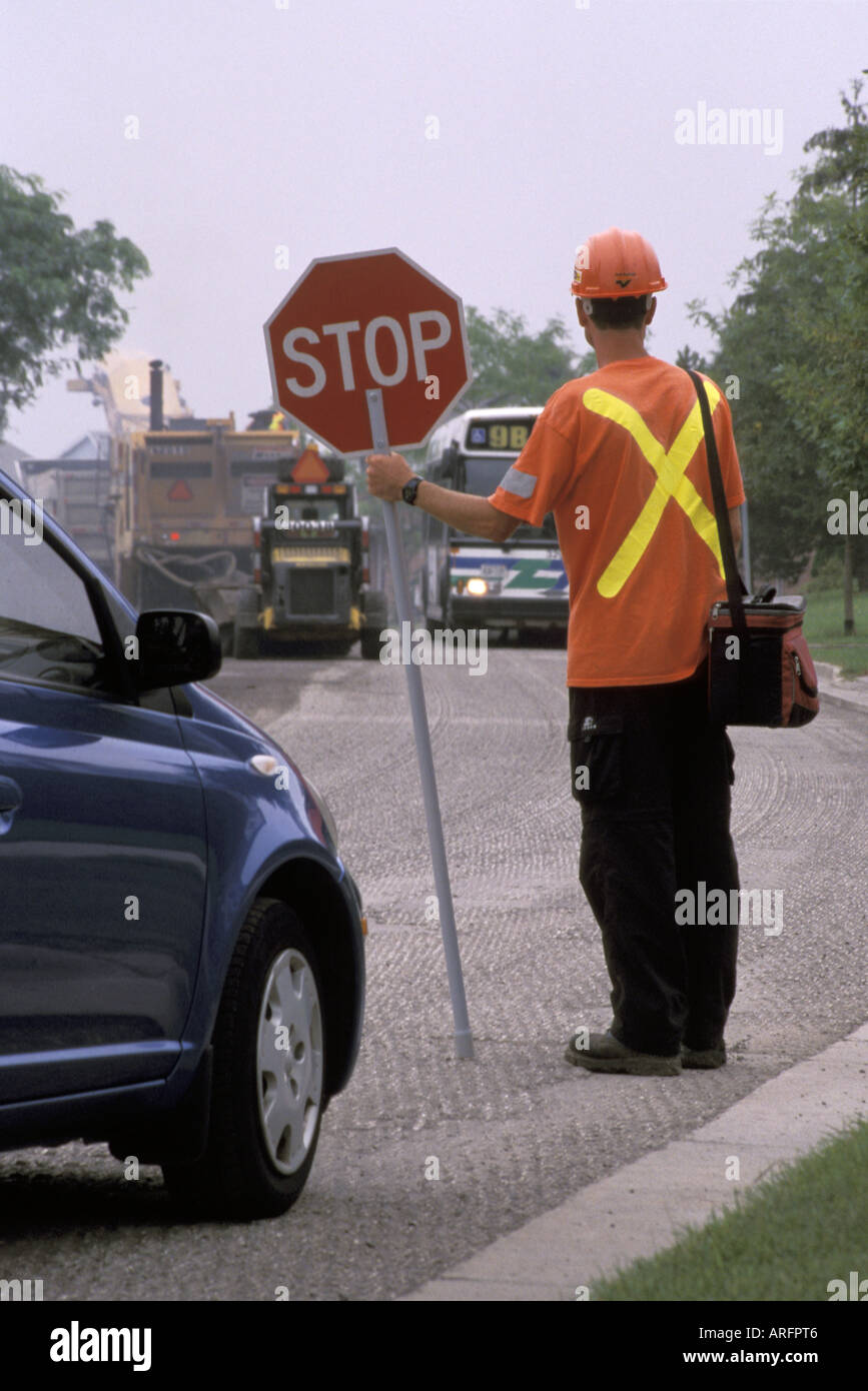 Flagman Oberflächenersatz Projekt mit gestoppten Verkehr unterwegs Stockfoto