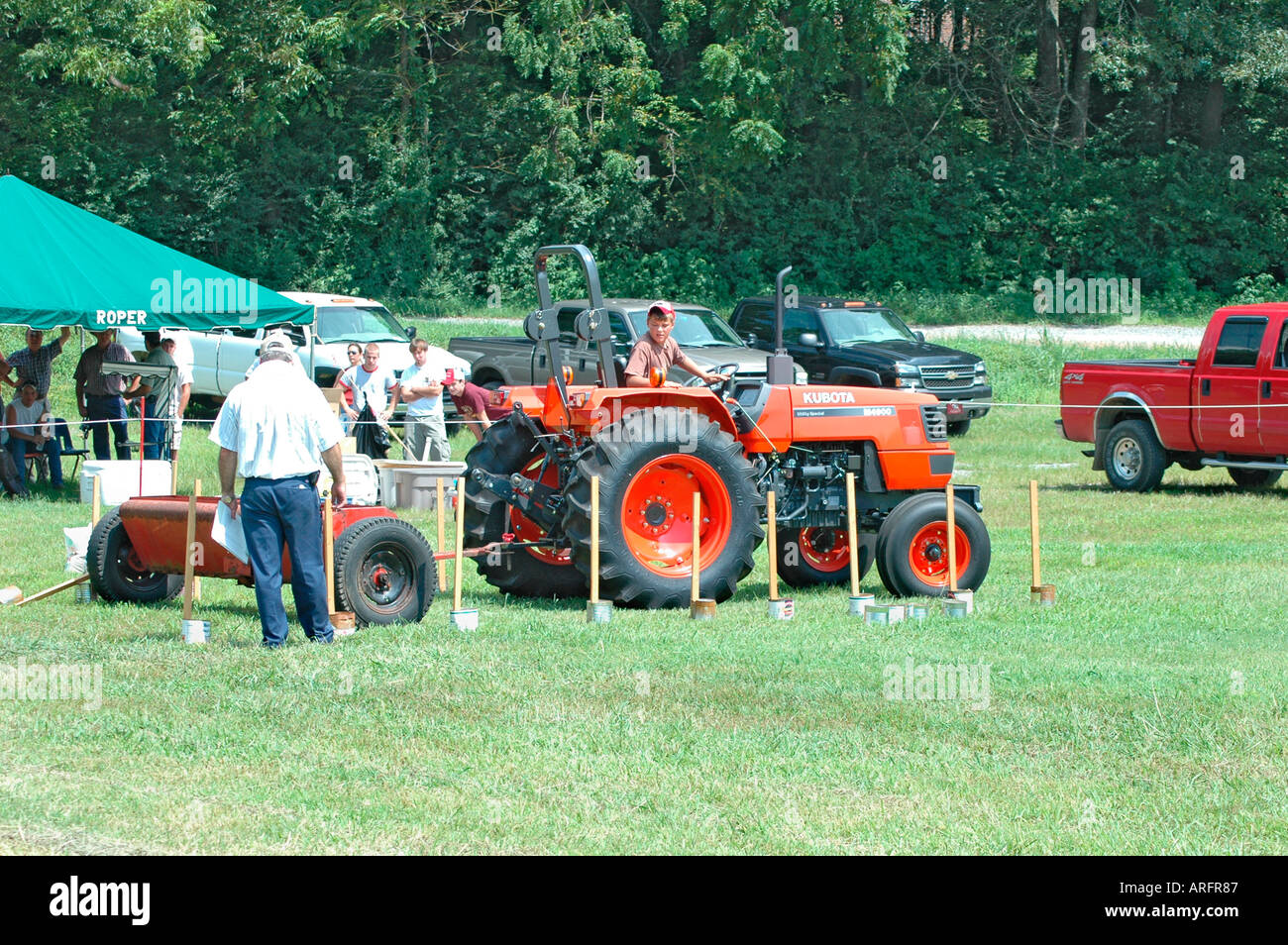 Schülerinnen und Schüler lernen, wie man einen neuen Traktor mit Lehrerausbildung für Arbeitsplätze in der Landwirtschaft und in Georgien Amerika USA zu fahren Stockfoto