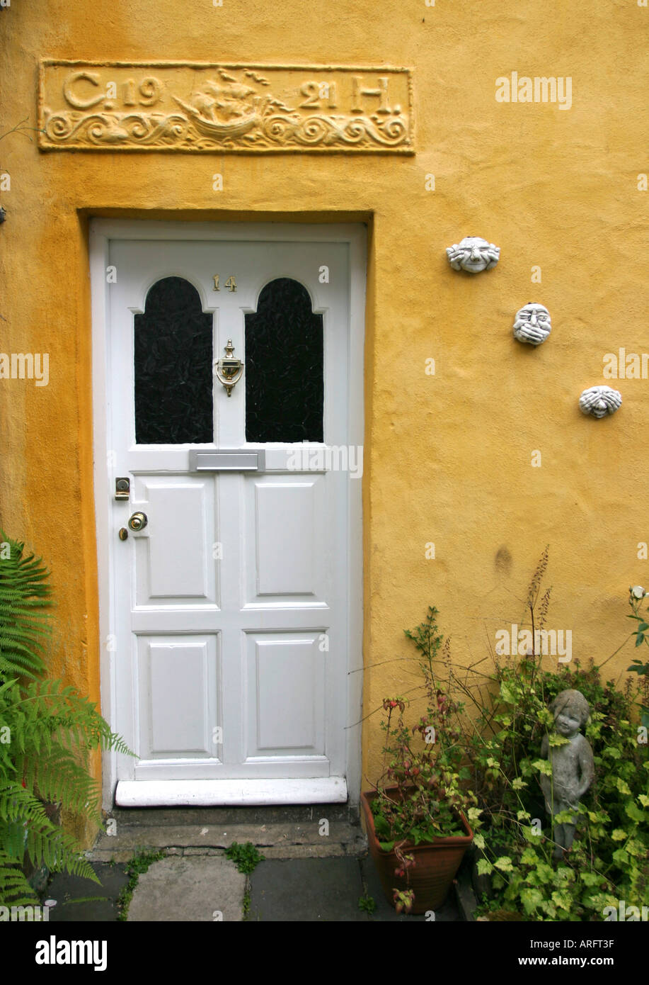Ferienhaus-Tür mit pargetting und Keramik Masken Stockfoto