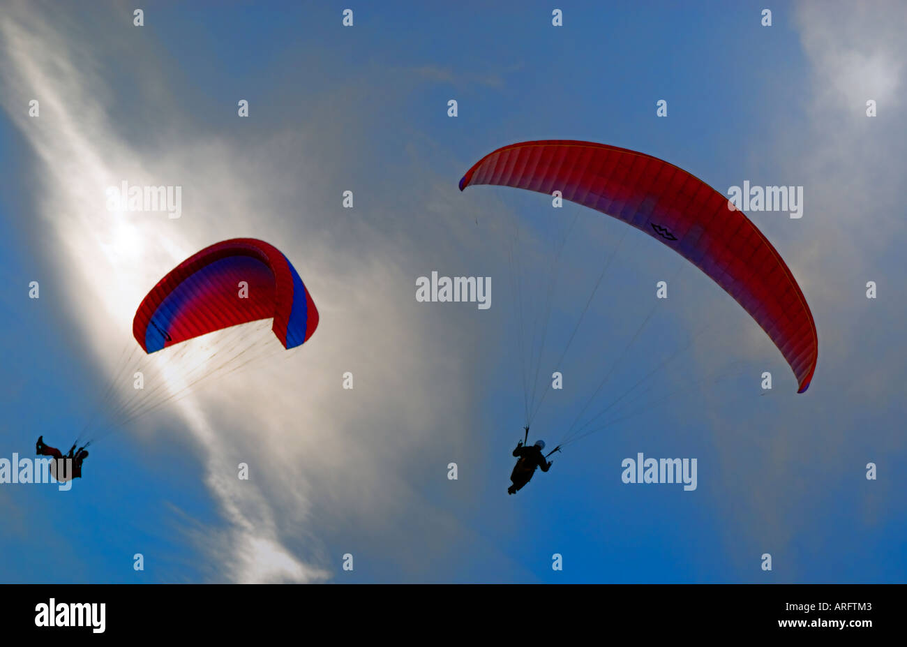 Zwei enge fliegen qualifizierte rote segelte Gleitschirme in Derbyshire "Great Britain" Stockfoto