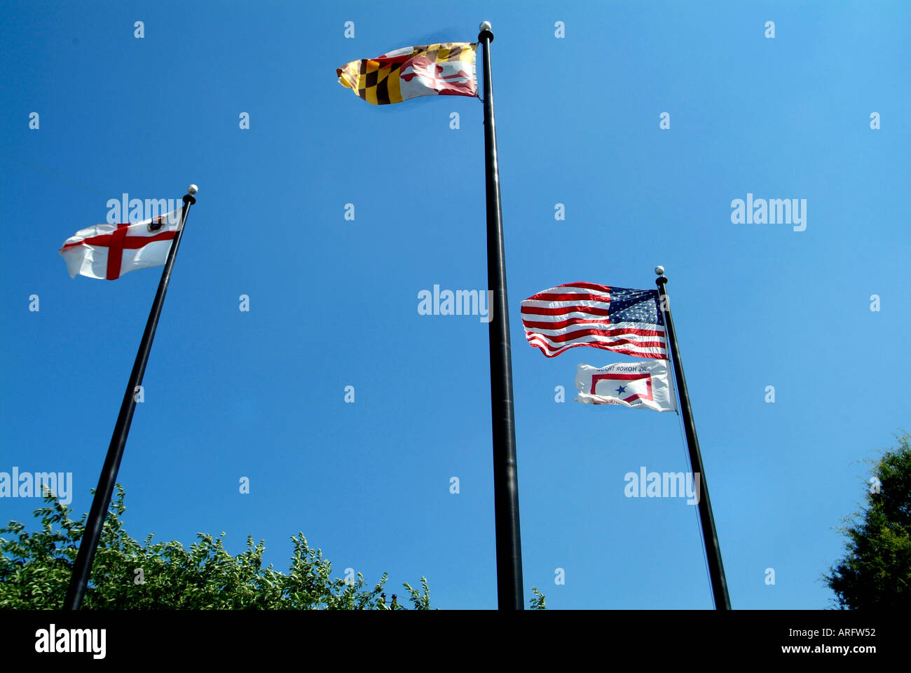 Die amerikanische Flagge der Maryland State Flag fliegen die Prince George s County Flagge und eine Flagge zu Ehren Truppen in Landover, Md Stockfoto