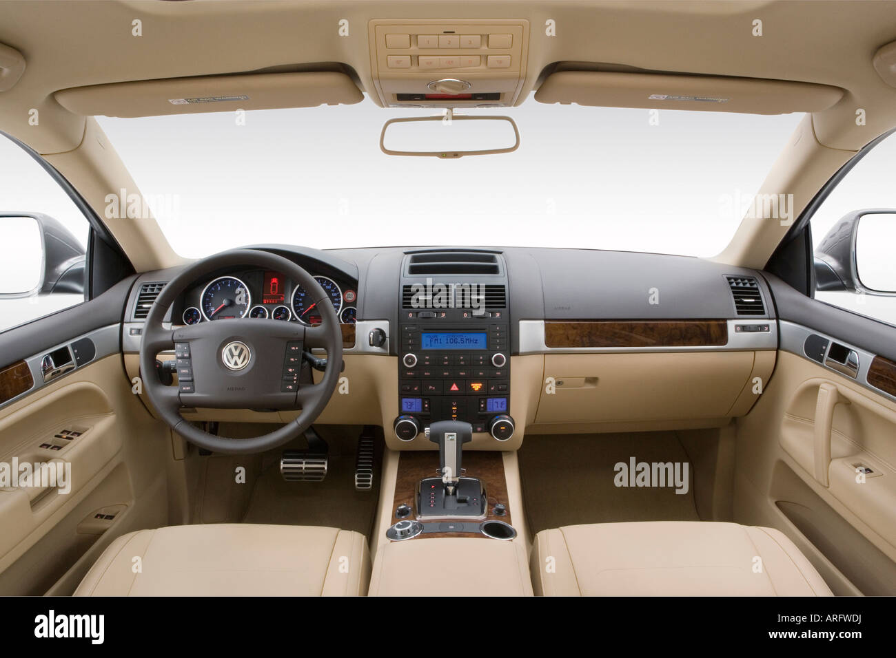 2008 Volkswagen Touareg 2 V8 Grau Armaturenbrett Mittelkonsole Getriebe Schalthebel Ansicht Stockfotografie Alamy