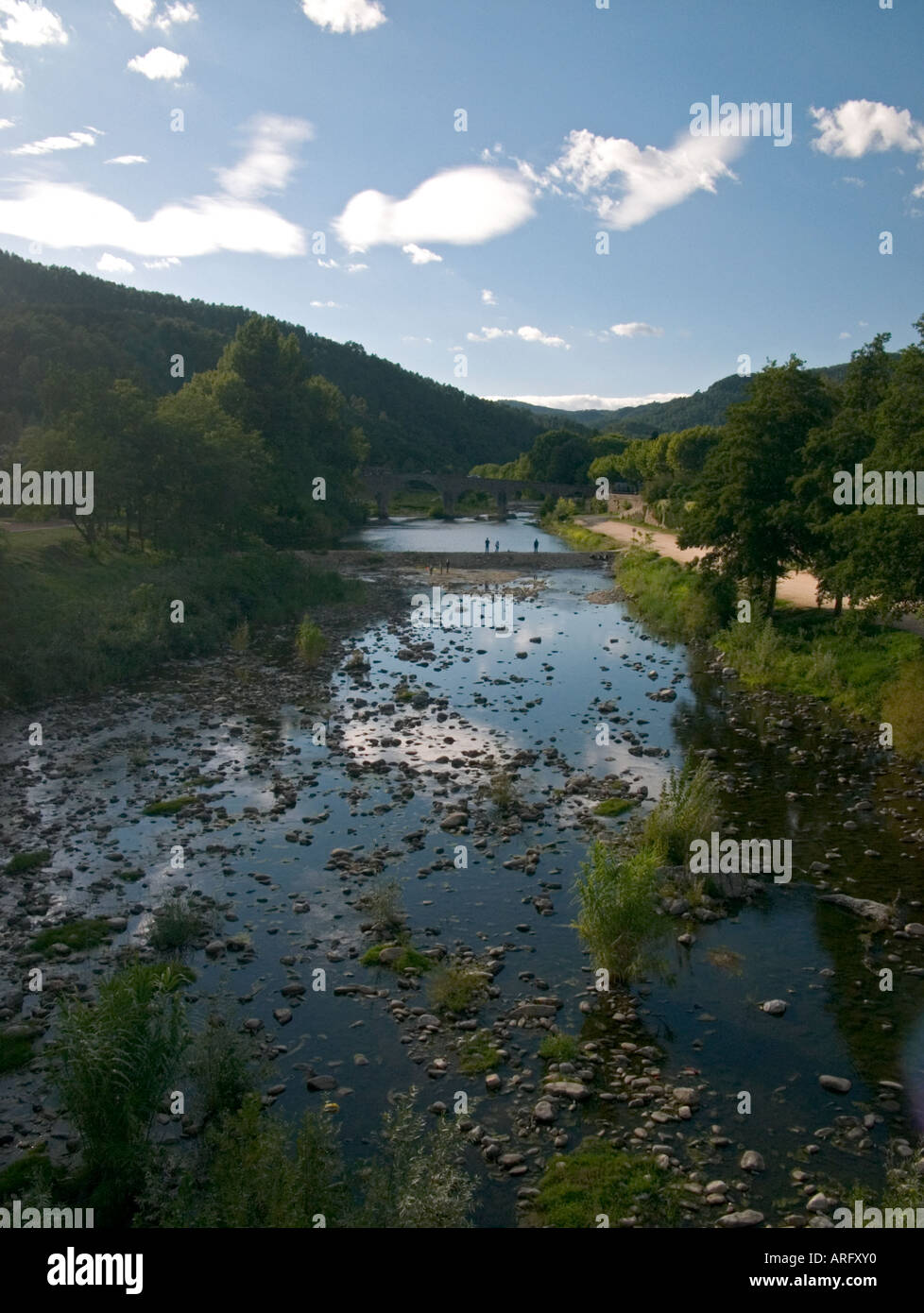 eine Ansicht über einen flachen Fluss und Tal in der Region Languedoc im Süden Frankreichs Stockfoto