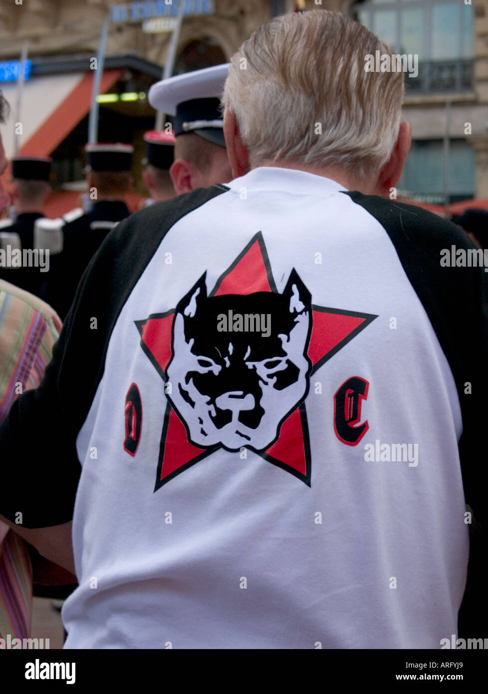 Eine Rückansicht eines Mannes trägt ein t-Shirt mit dem Bild eines Pit Bull  Terrier Hund drauf Stockfotografie - Alamy