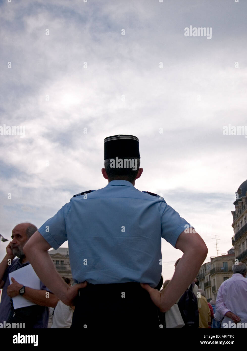 die Rückseite eines französischen Polizisten in Montpellier Hauptplatz, Frankreich Stockfoto