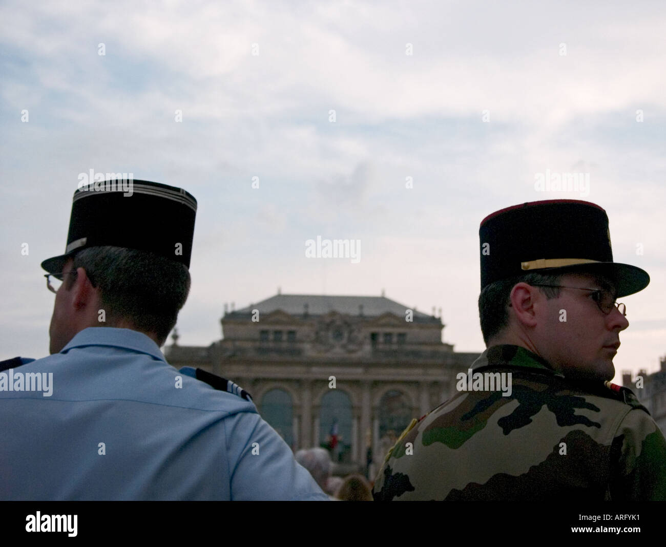 zwei französische Polizisten suchen in entgegengesetzte Richtungen in Montpellier Frankreich Stockfoto