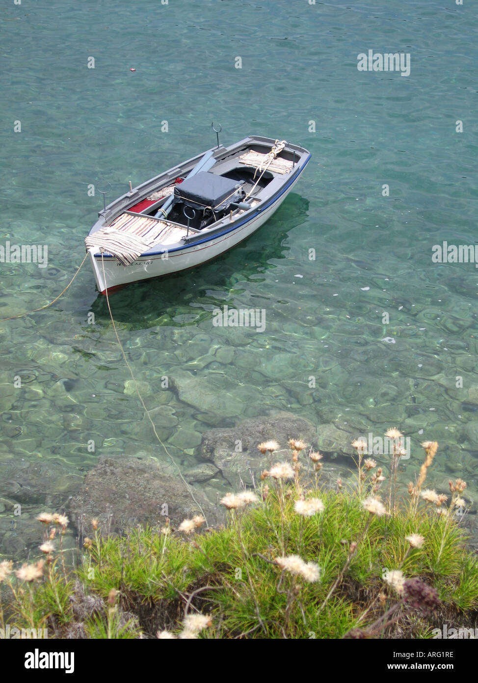 Boot zum Ufer auf wilde Blume River Bank Skiathios Insel Griechenland gebunden Stockfoto