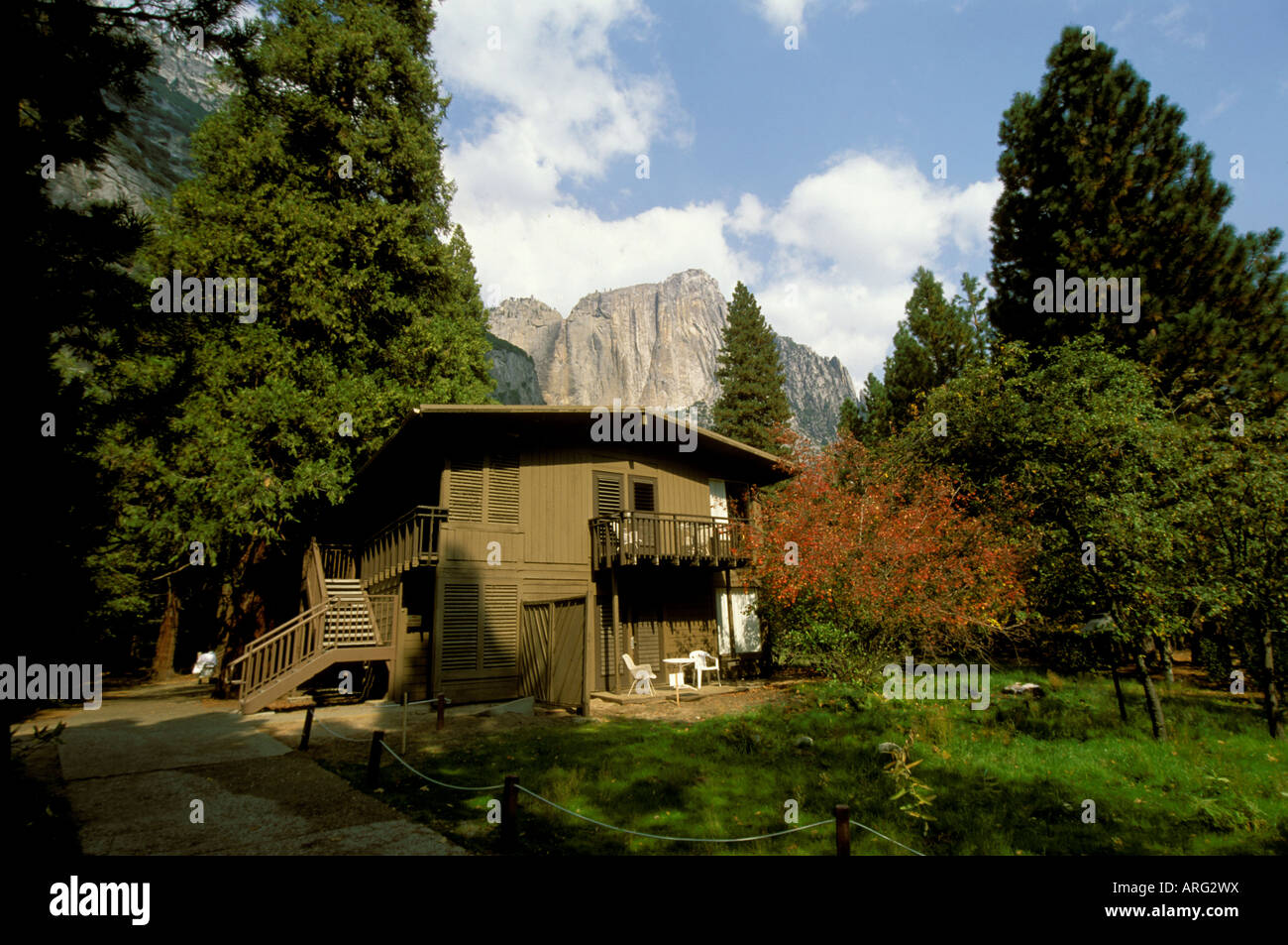 Yosemite Lodge liegt in der Talsohle des Yosemite National Park in Kalifornien. Stockfoto