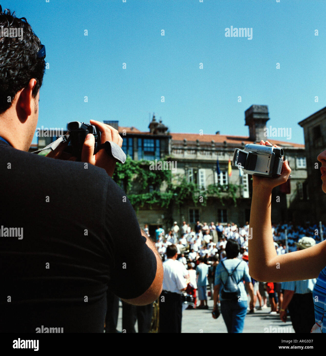 männliche und weibliche Touristen mit video-Recorder im Urlaub Stockfoto