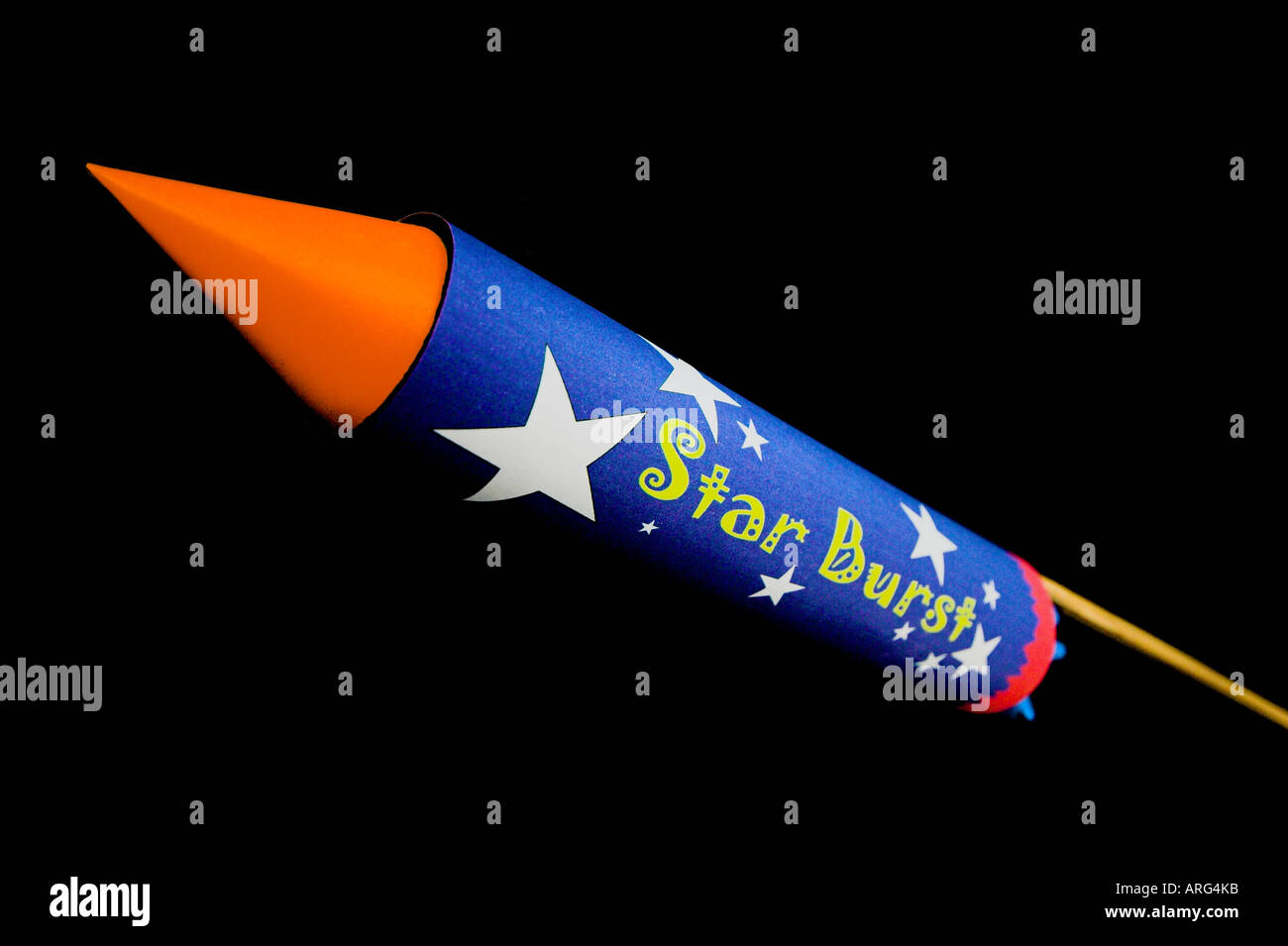 Eine unbeleuchtete Feuerwerk-Rakete auf den Himmel erobert gegen Schwarz Stockfoto