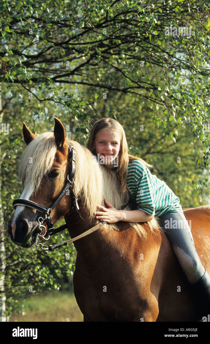 Mädchen ihr Pony Haflinger Reiten Stockfoto