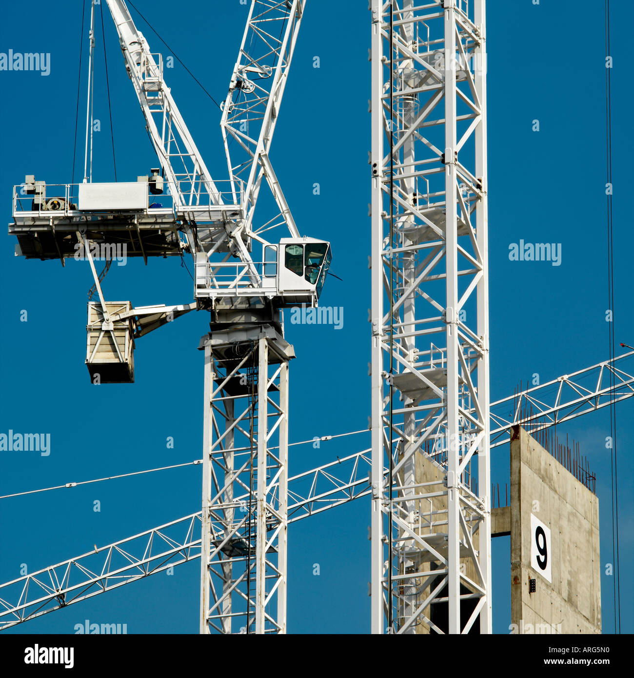 hohe Kräne auf Baustelle Stockfoto