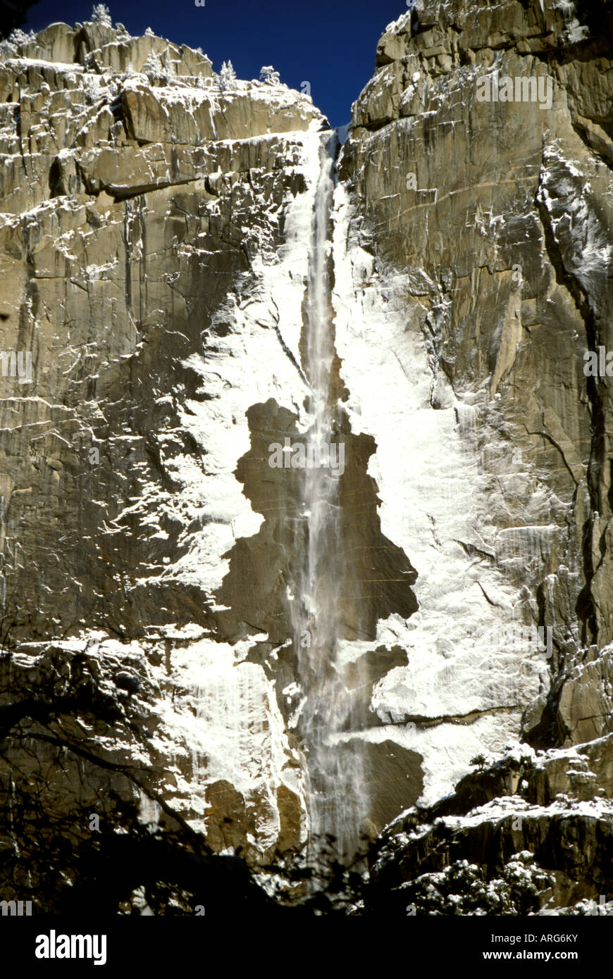 Im Winter friert Yosemite Falls im Yosemite National Park in Kalifornien. Stockfoto