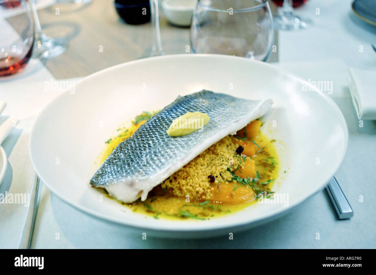 PARIS France Curry Fish Food on a Plate, Codressed Table im trendigen Restaurant 'Market', FRANZÖSISCHE KÜCHE Stockfoto