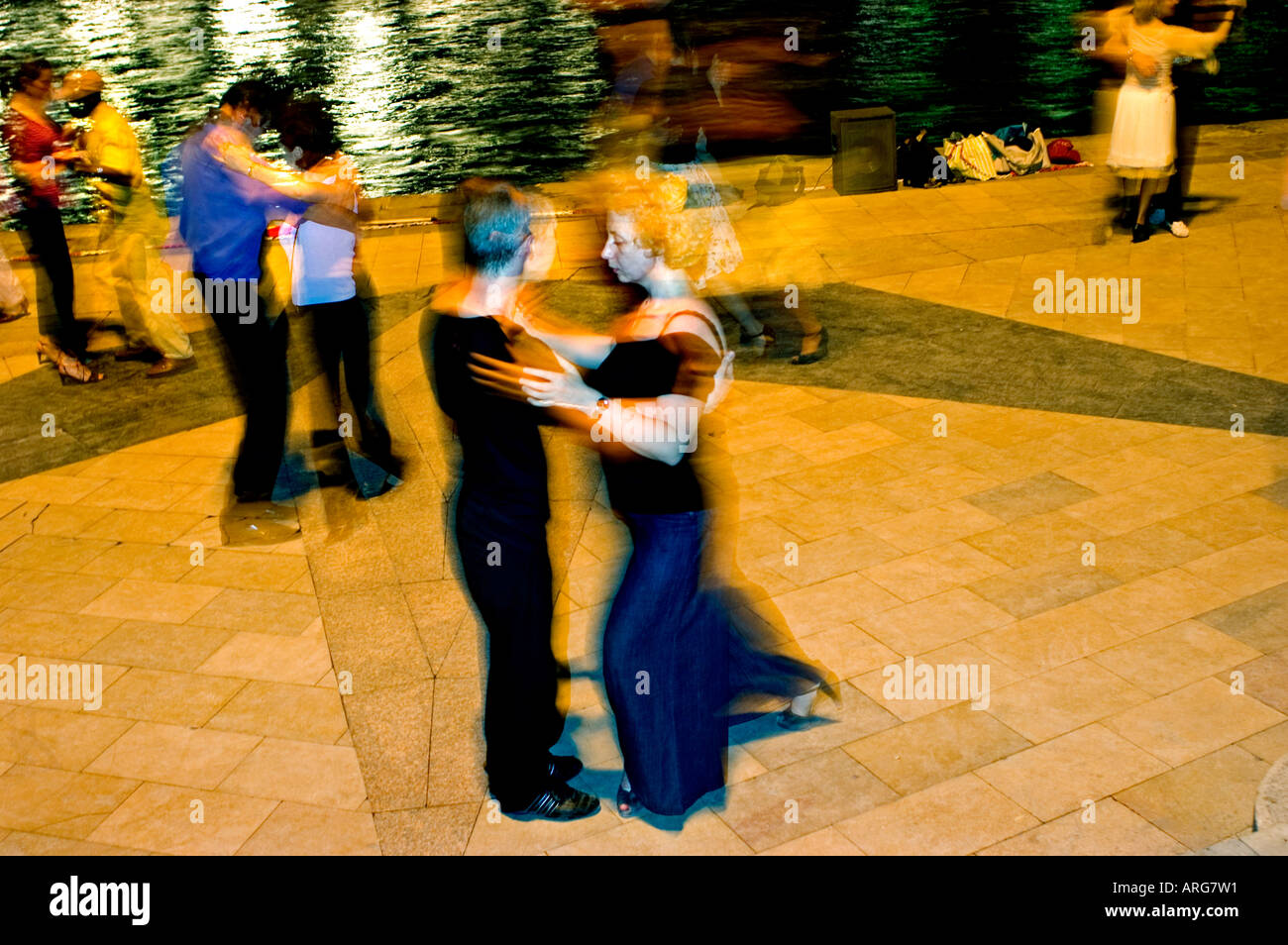 Paris Frankreich Street Scene Paar Tango Tanzen Bei Mondschein Auf Seine River Place Tino Rosi Nacht Europaische Wochenende Stockfotografie Alamy