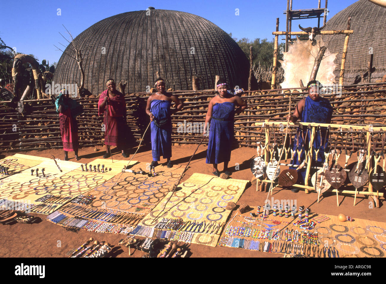 Bunte Frauen mit Kunsthandwerk in einheimischen Zulu Stamm an Shakaland Center Südafrika Stockfoto